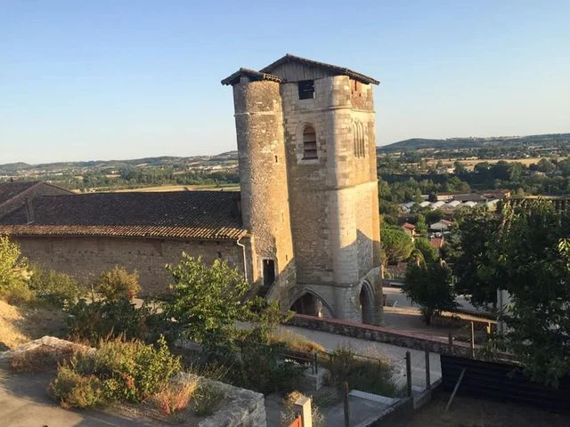 La tour du château de Castelnau-de-Lévis dominant le village